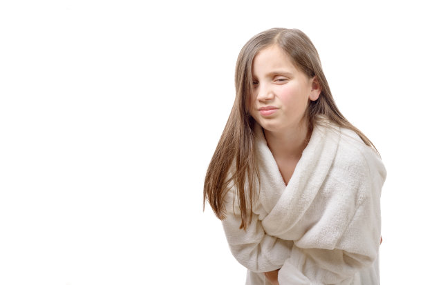 女孩胃痛，孤立在白色背景上图片下载