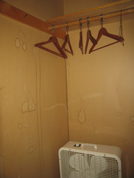 衣柜和衣架图片下载