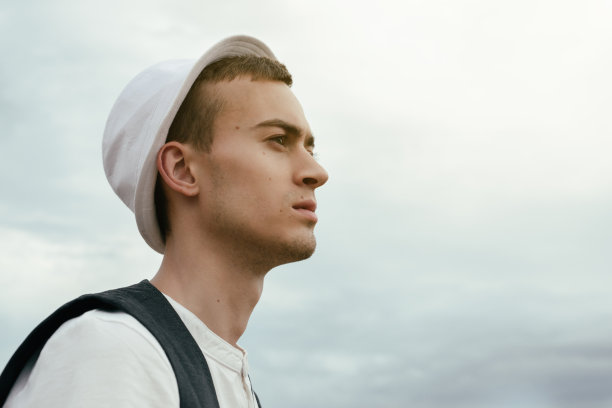 年轻人的潮人在户外看远处图片下载