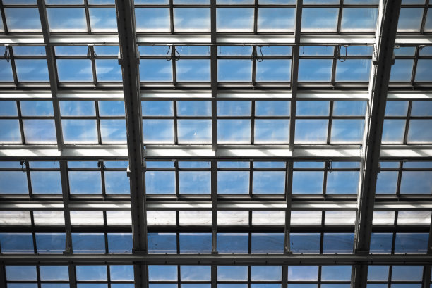 现代建筑的镜面屋顶，蓝天图片下载