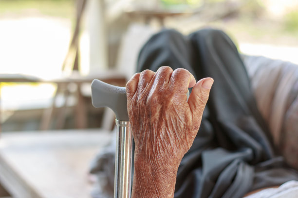 特写老人的手和拐杖图片下载