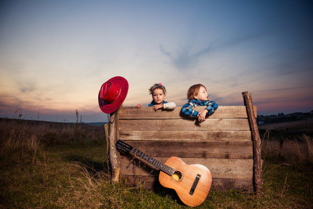 乡村夕阳下的孩子和吉他图片下载
