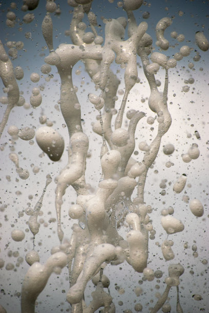 乳白色的喷泉水图片下载