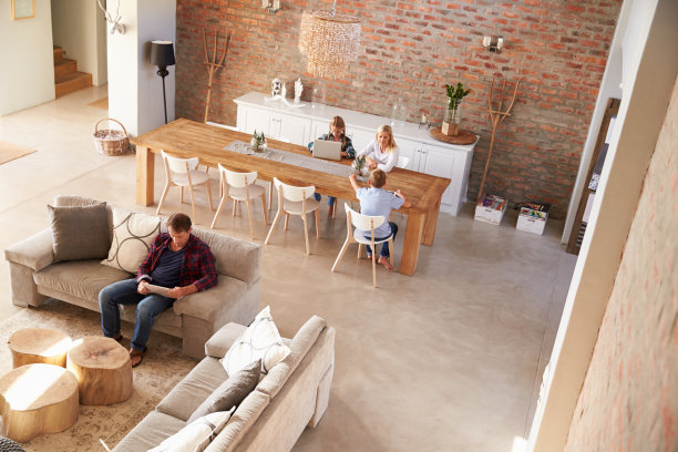 俯瞰家庭时间在家里图片下载