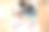 年轻夫妇从斯沃琪选择颜色图片下载
