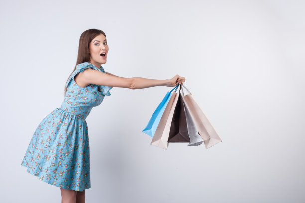 快乐的年轻女子正在玩包图片下载