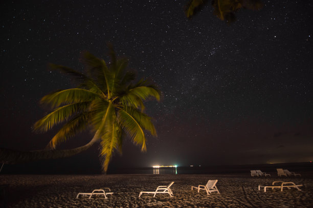 夜景美丽的大海和云由星星照亮图片下载