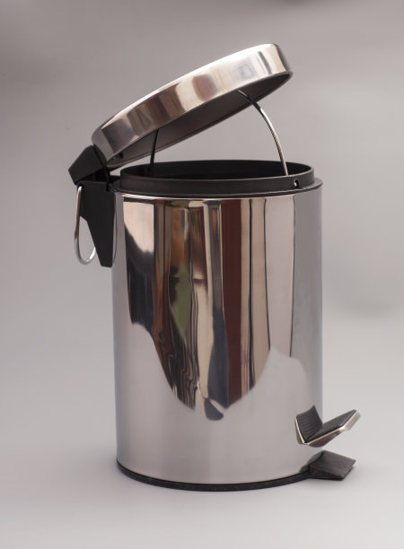 垃圾箱孤立在灰色背景图片下载