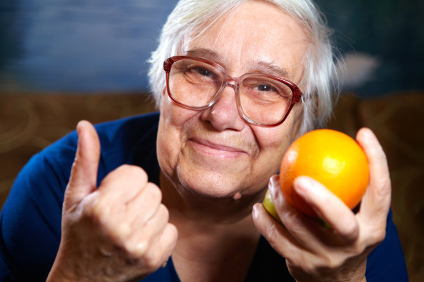 有水果的老女人图片下载