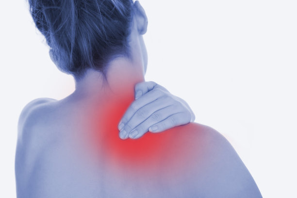 赤裸上身的女人按摩背部图片下载