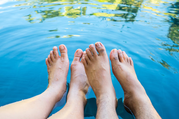 女人的腿在游泳池里图片下载