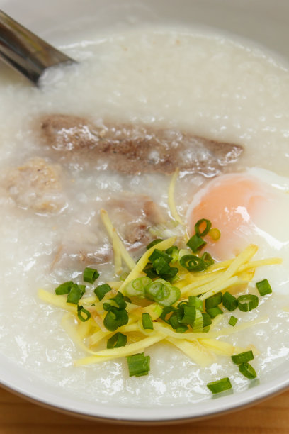 粥和鸡蛋。图片下载