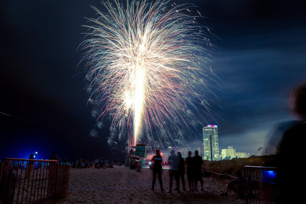 海滩上的烟火图片下载