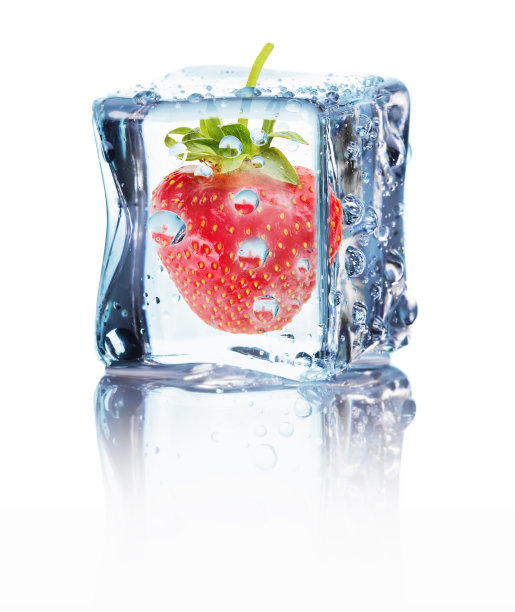 冰草莓孤立在白色的背景上图片下载