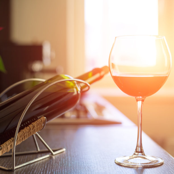 厨房桌上放着一瓶红酒图片下载