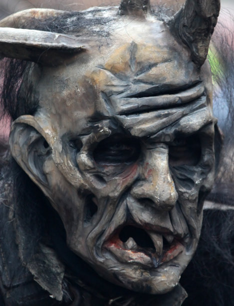 圣诞老人克劳斯游行期间的怪物面具图片下载