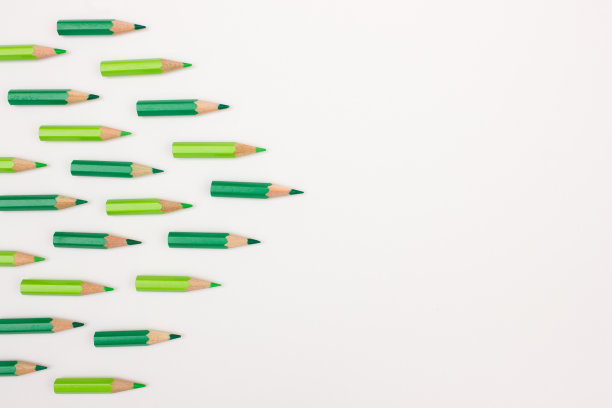 许多绿色的钢笔形成一个向右的箭头图片下载