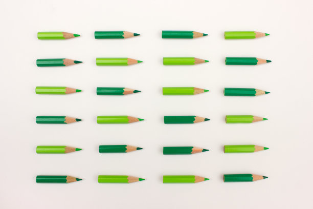 许多绿色的铅笔整齐地指向右边图片下载
