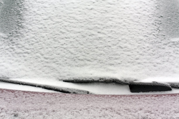 汽车前面的玻璃上有雪。图片下载