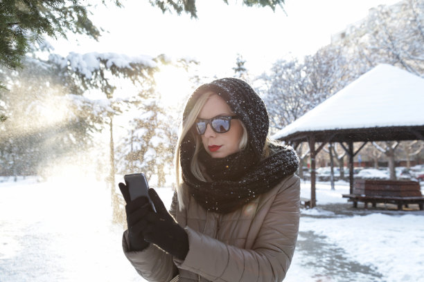发短信在雪图片下载