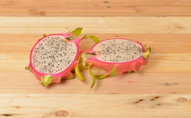 靠近火龙果在木头上图片下载