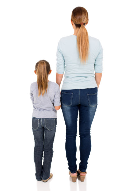 年轻女人和她女儿的后视图图片下载