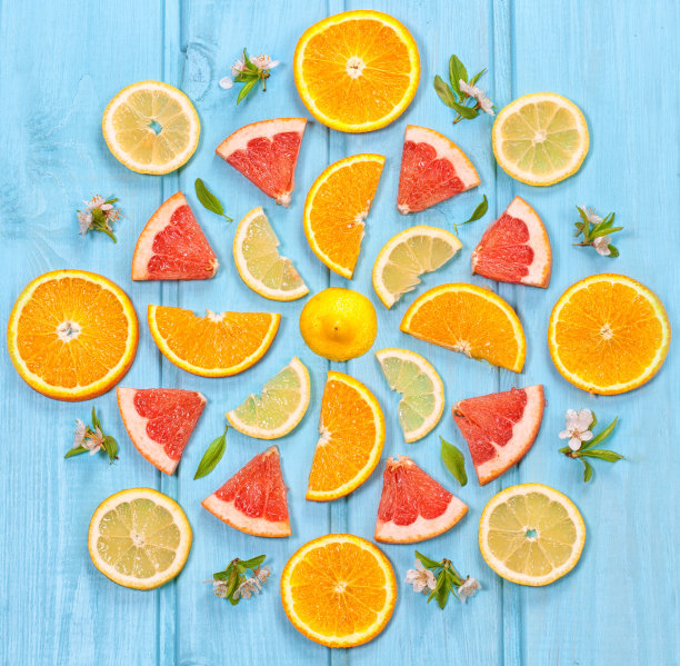 在蓝色背景上混合色彩丰富的柑橘类水果图片下载