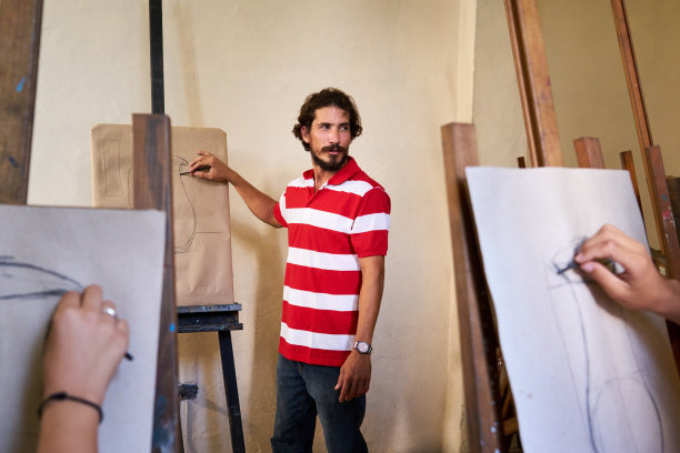 在艺术学校教学生的人图片下载