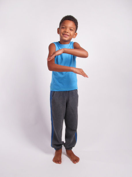 微笑的男孩。图片下载