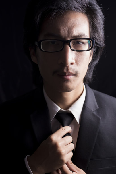 商人整理西装领带图片下载