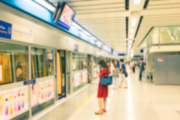 模糊的乘客在火车站用复古的语气等待图片下载