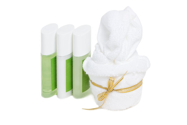 用洗手液、洗发液和护理套装擦毛巾。图片下载