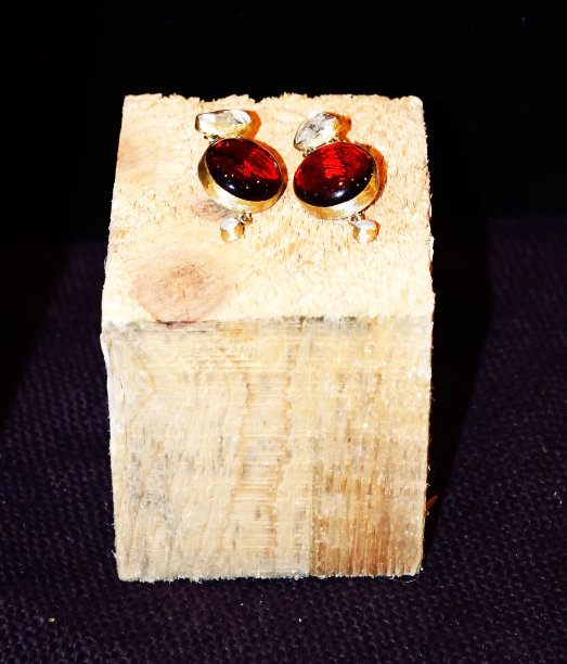 红色的耳环图片下载