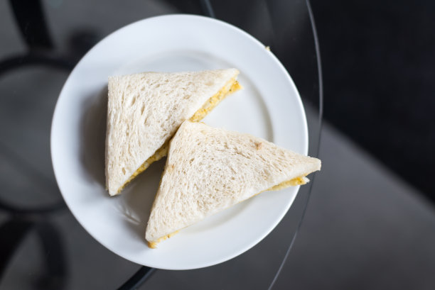 新做的俱乐部三明治放在玻璃桌子上图片下载