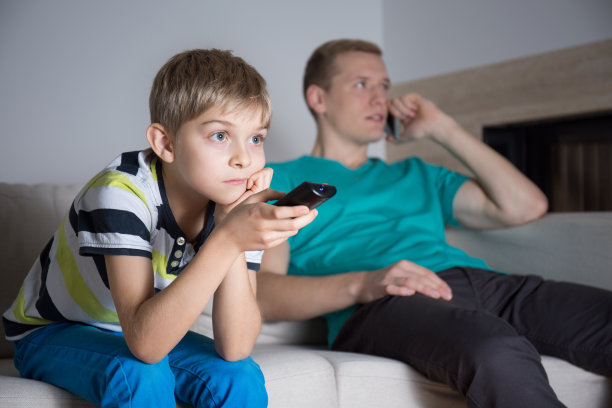 男孩看电影图片下载