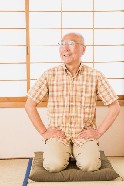 高级在日式房间喝清酒图片下载