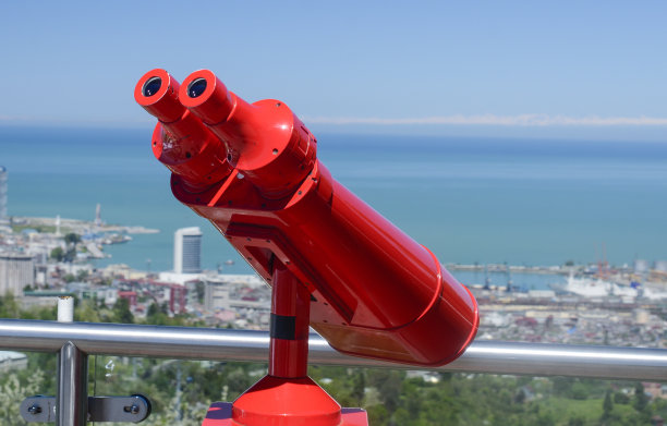 双筒望远镜视野极佳，红色双筒望远镜可供观赏图片下载