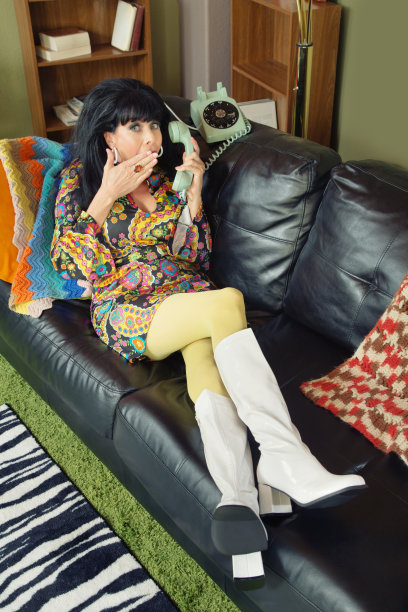 在电话里咯咯笑的女人图片下载