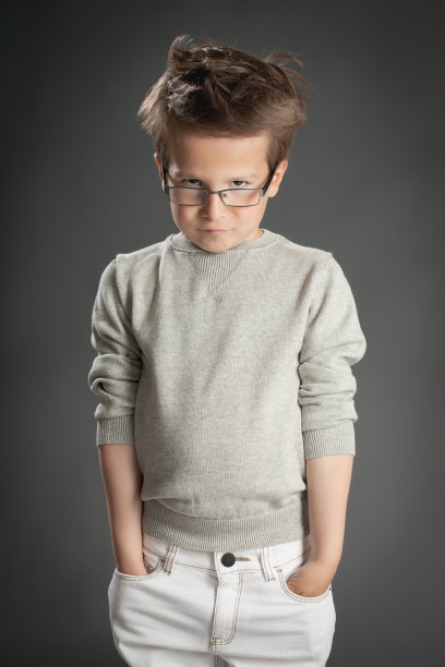 画室里的优雅男孩图片下载