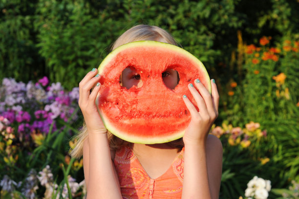 快乐的女孩拿着一个大西瓜图片下载