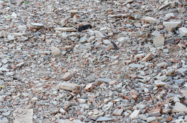 砖块散落在地板上图片下载