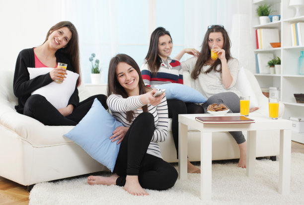 年轻女性在家里放松图片下载