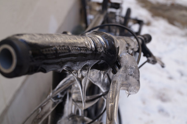 冰冻的自行车图片下载