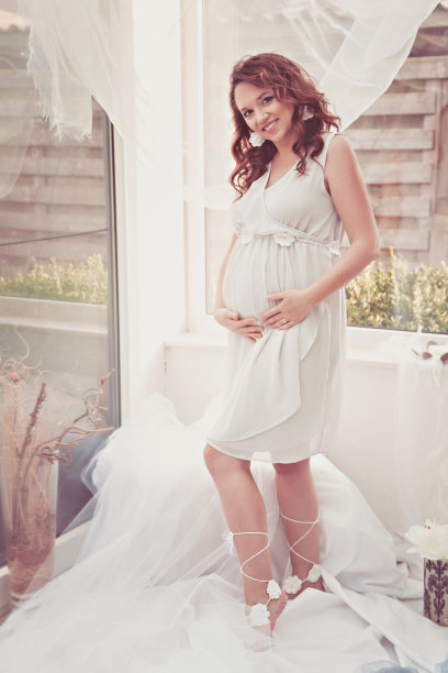 浪漫漂亮的怀孕室内图片下载