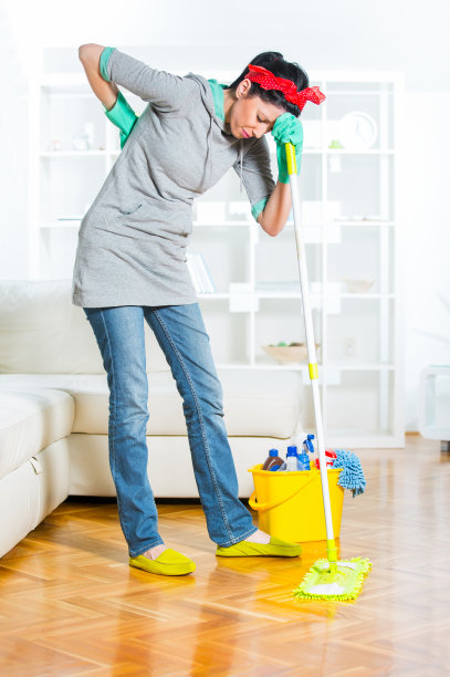 肖像妇女做家务清洁地板与背痛图片下载