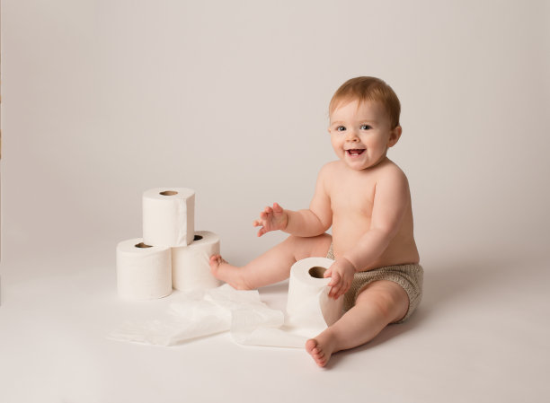 带厕纸的婴儿图片下载