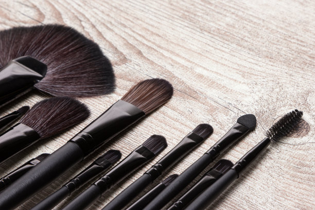 化妆艺术家的专业工具在破旧的木头表面图片下载