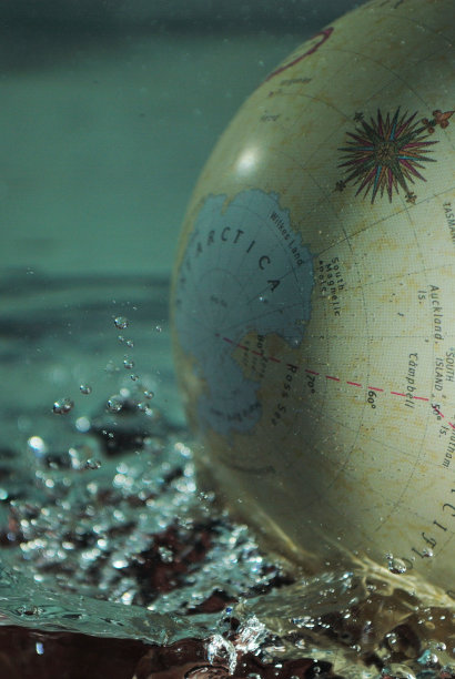 地球坠入水中图片下载