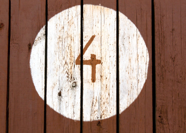 4号画在木墙上。图片下载