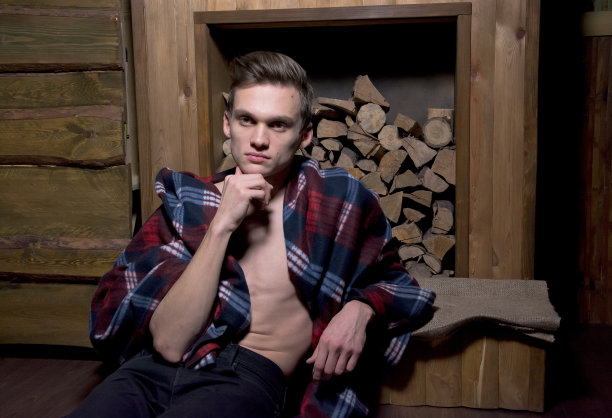 在内陆农村，一个人裹着毯子图片下载